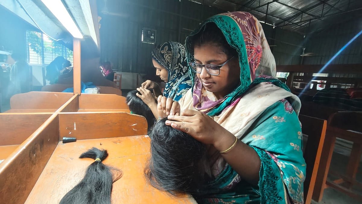পরচুলা তৈরির গ্রাম পোড়াবাড়িয়া