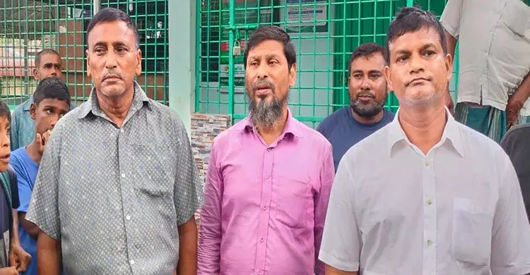 ১৯ হাজারের নোটিশ দিয়ে ৭৩৮ টাকার রশিদ, তহশিলদারসহ আটক ৩