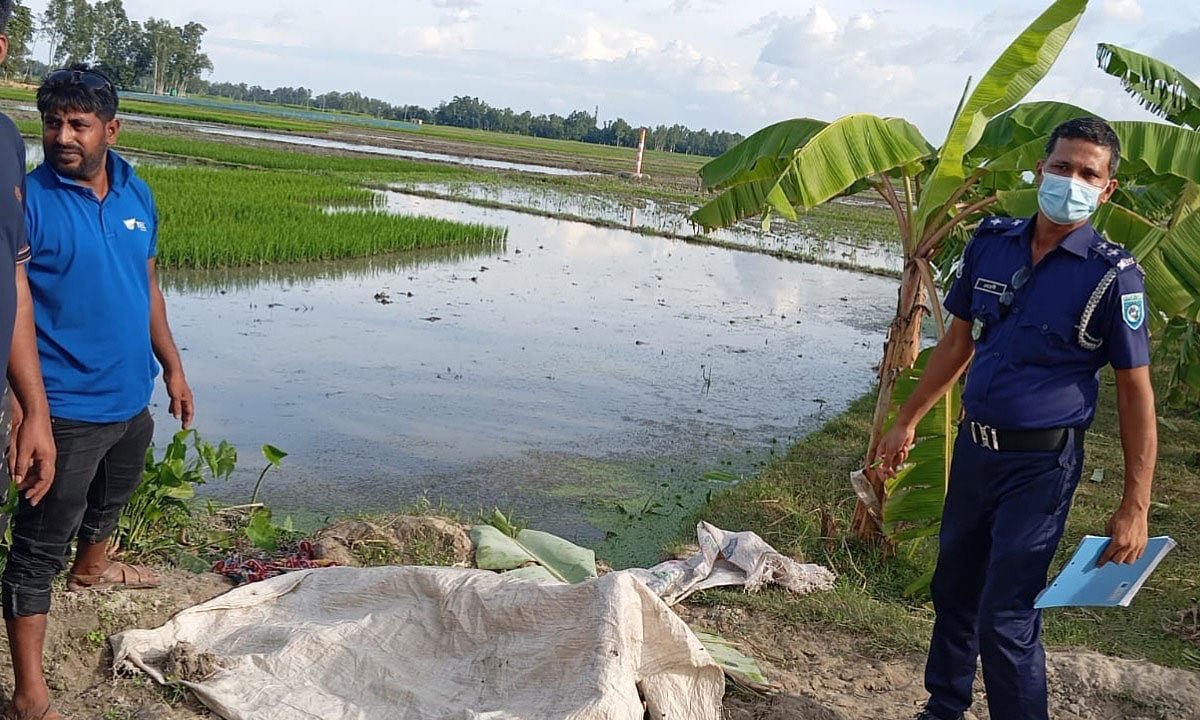 পুকুরে ভাসছিল বস্তা, খুলতেই মিলল নারীর অর্ধগলিত মরদেহ
