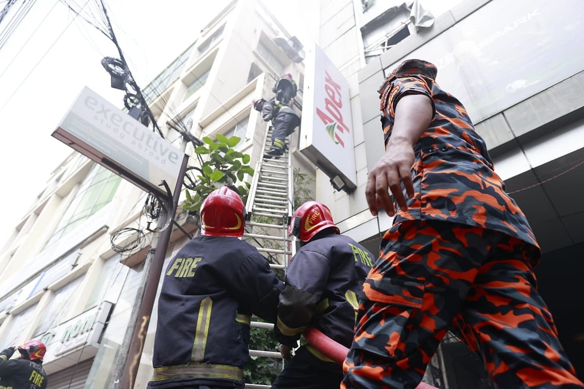 ধানমন্ডি ২৭ নম্বরে এপেক্সের শোরুমের আগুন নিয়ন্ত্রণে
