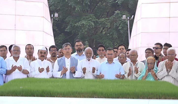 জিয়াউর রহমান ও খালেদা জিয়ার সমাধিতে শ্রদ্ধা জানালেন প্রধানমন্ত্রী
