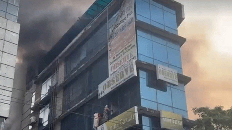 ধানমন্ডি ২৭-এ বহুতল ভবনে আগুন