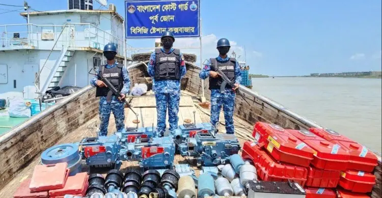 নাফ নদীতে সাদা প্যাকেটে ভাসছিল কোটি টাকার ইয়াবা