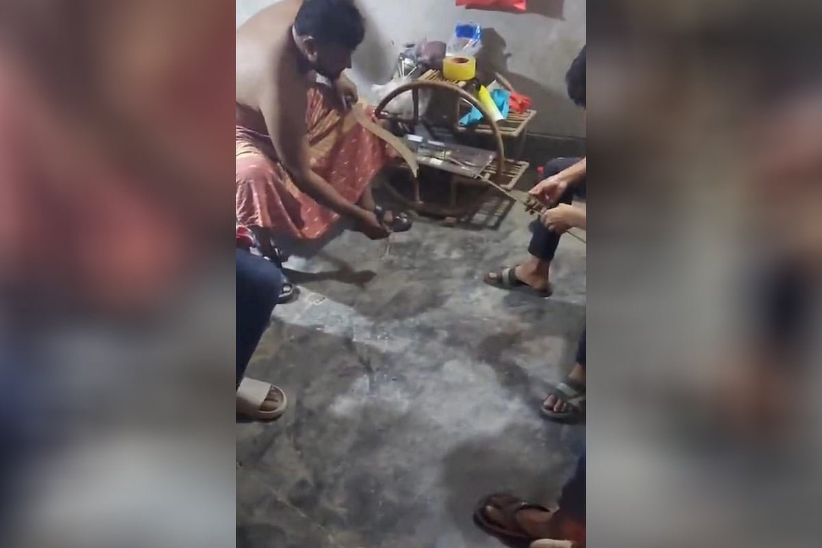 রামদা ধার দিচ্ছেন সম্ভাব্য চেয়ারম্যান প্রার্থী, ভিডিও ভাইরাল