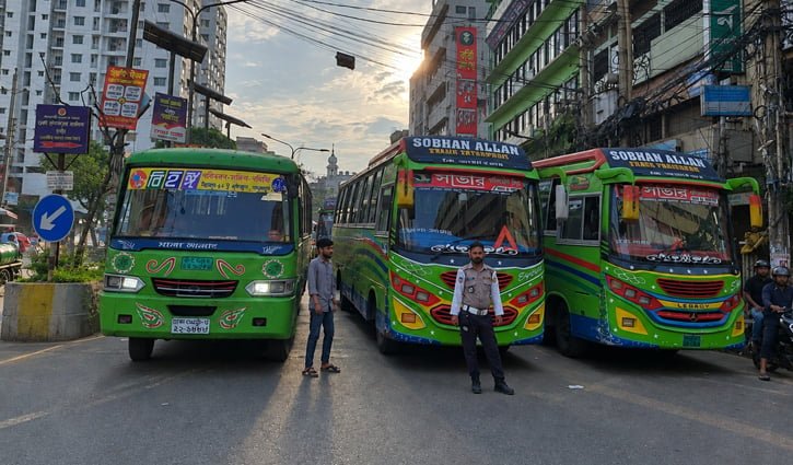 বাড়তি ভাড়া নিয়ে বাগবিতণ্ডা, আগের ভাড়াই দিচ্ছেন যাত্রীরা