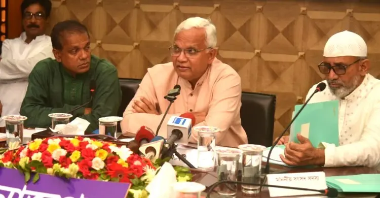 মোটরসাইকেল চালকরা হেলমেট ব্যবহার করেন ডুমুরের ফুলের মতো