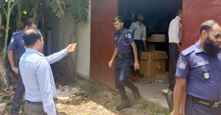গরুর খামার ভাড়া নিয়ে নকল সিগারেটের কারখানা, সিগারেট-কাঁচামাল জব্দ