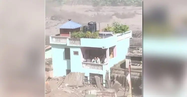 সব ভেসে গেলেও সবুজ বাড়িটি টিকে যাওয়ার রহস্য কী?