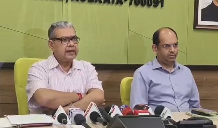 স্কুলছাত্রীদের স্কার্টের বদলে সালোয়ার পরানোর অনুরোধ বিজেপির মন্ত্রীর