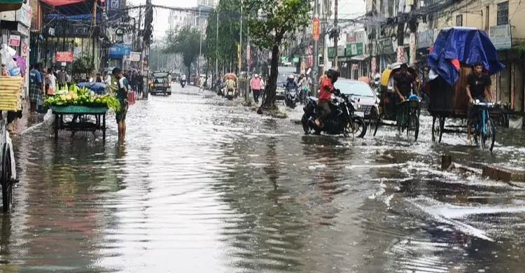 সামান্য বৃষ্টিতেই ঢাকার রাস্তায় জলাবদ্ধতা, ভোগান্তিতে পথচারীরা