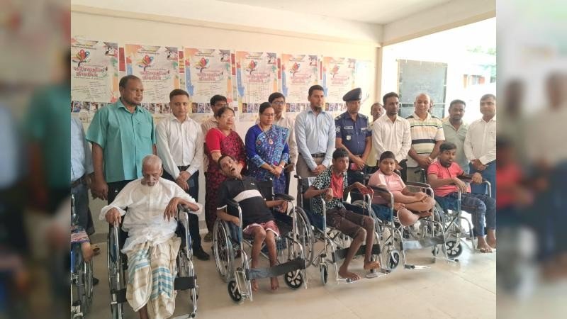 রাজবাড়ীর পাংশায় অসহায়দের মাঝে সেলাই মেশিন ও হুইল চেয়ার বিতরণ