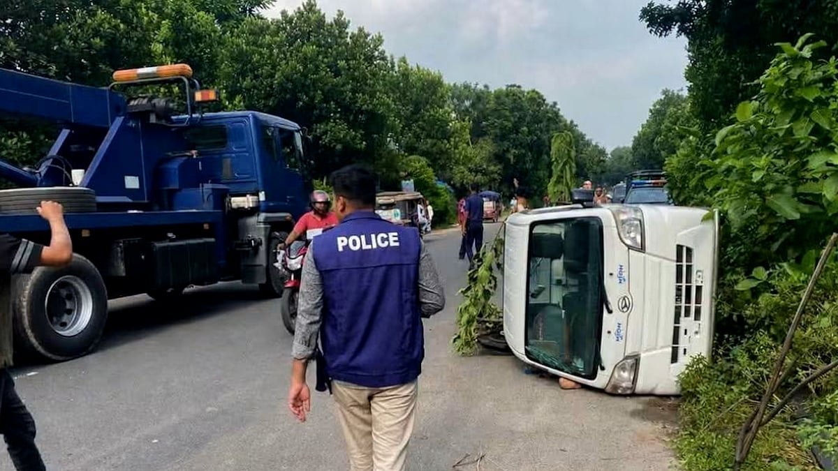 শিশুকে বাঁচাতে গিয়ে গাড়ি উল্টে পুলিশ সদস্যের মৃত্যু