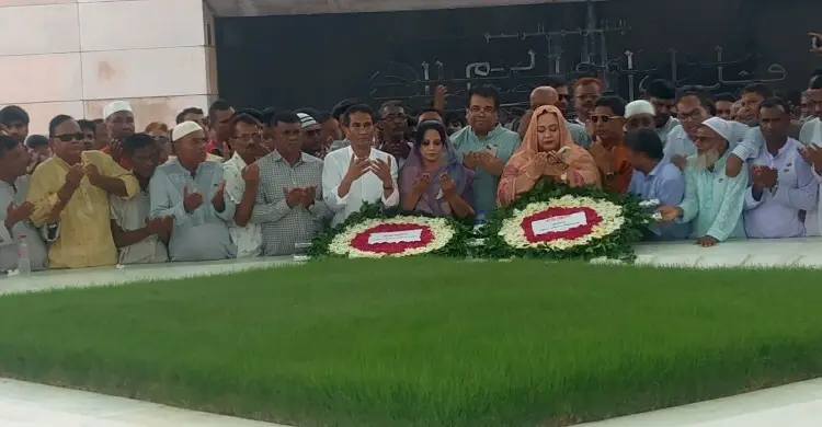 জিয়াউর রহমান ও খালেদা জিয়ার কবরে এমপি নিশীতার শ্রদ্ধা নিবেদন