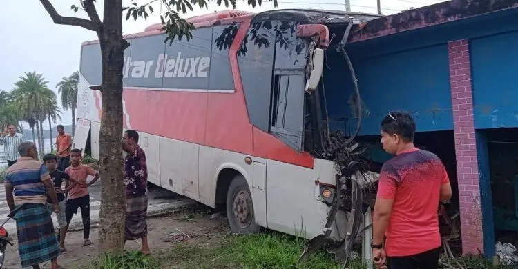 নিয়ন্ত্রণ হারিয়ে বাস ঢুকে পড়লো মাদরাসায়, নিহত ১