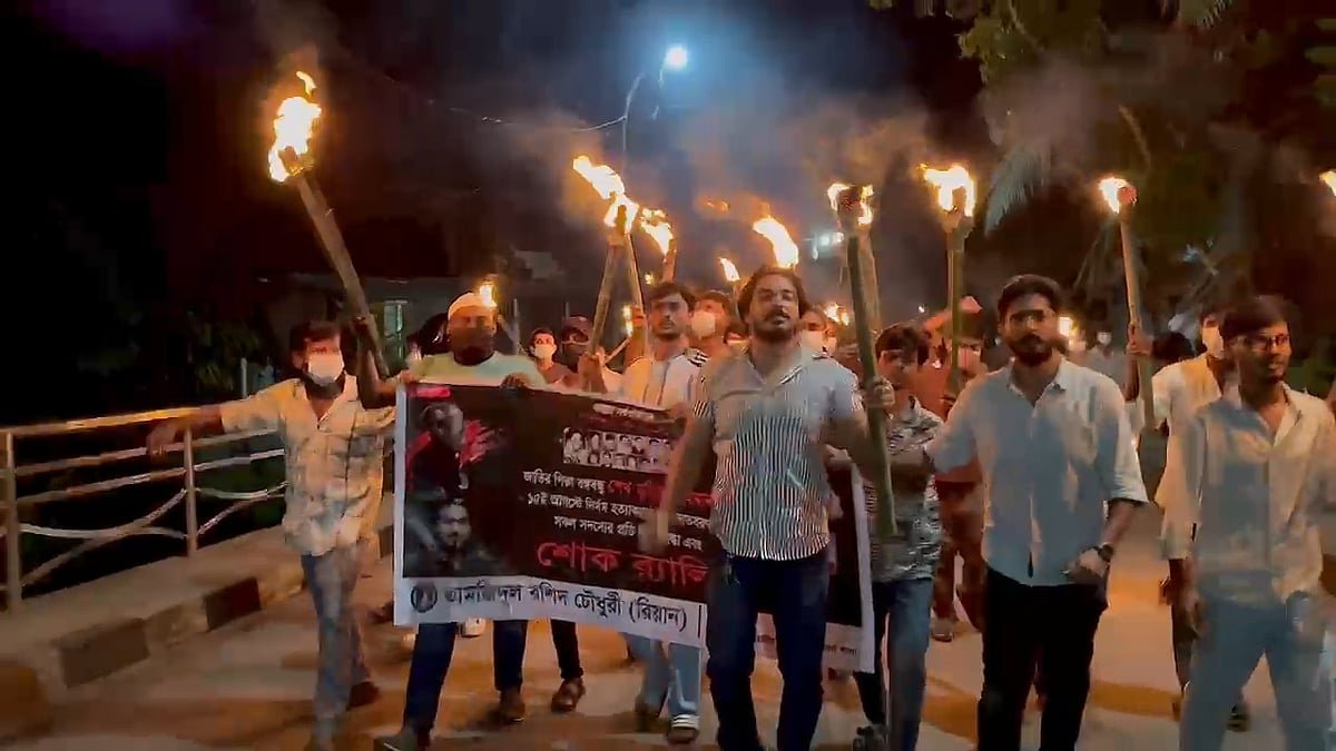 ফরিদপুরে নিষিদ্ধঘোষিত ছাত্রলীগের জেলা সভাপতির নেতৃত্বে মধ্যরাতে মশালমিছিল
