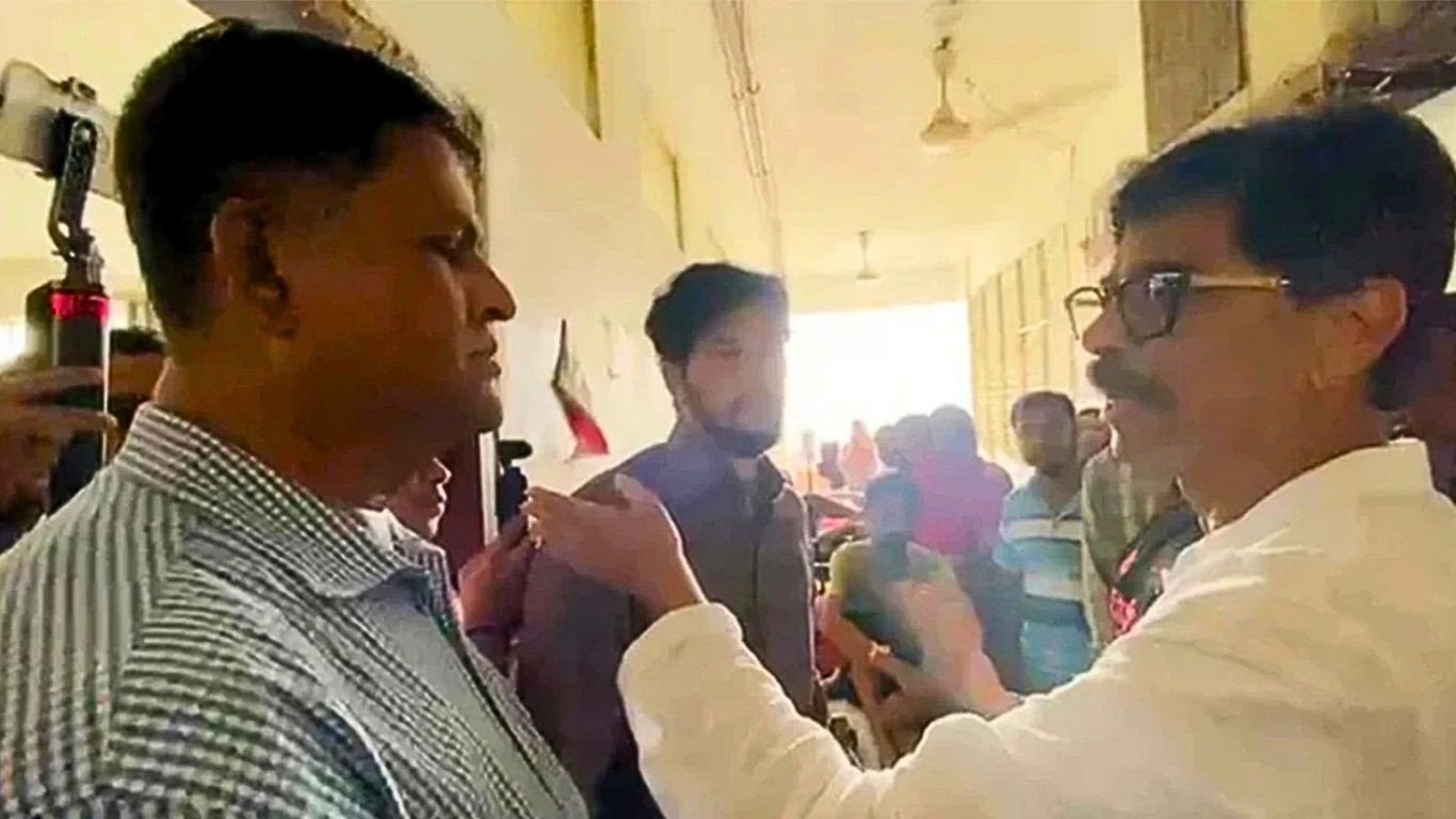 ‘হারপিক নিয়ে আসেন, আমি নিজেই পরিষ্কার করি’— কুমিল্লা মেডিকেল দেখে ক্ষুব্ধ মন্ত্রী