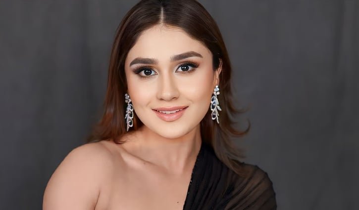 ট্রেনে হামলা ও বিবস্ত্র হয়ে গ্রেপ্তার অভিনেত্রী