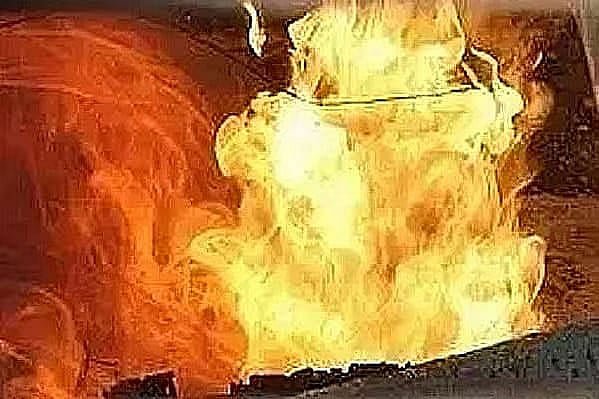 ধানমন্ডি ২৭ নম্বরে এপেক্সের দোকানে আগুন