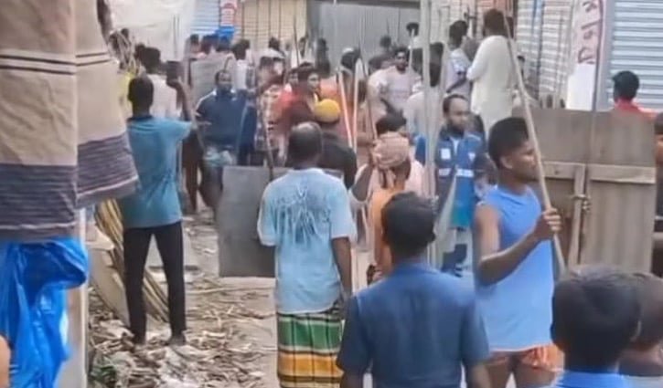 বরযাত্রীর গাড়ি আটকে মিষ্টি খেতে টাকা দাবি, সংঘর্ষে আহত অর্ধশতাধিক