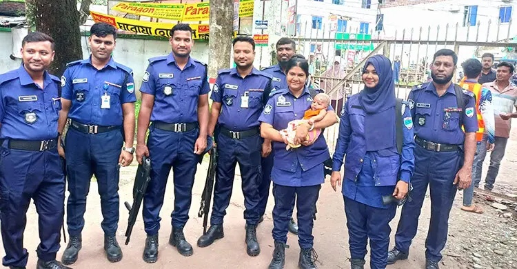নিয়োগ পরীক্ষার্থীর শিশুকে মাতৃত্বের স্নেহে দেখাশুনা করেন নারী পুলিশ