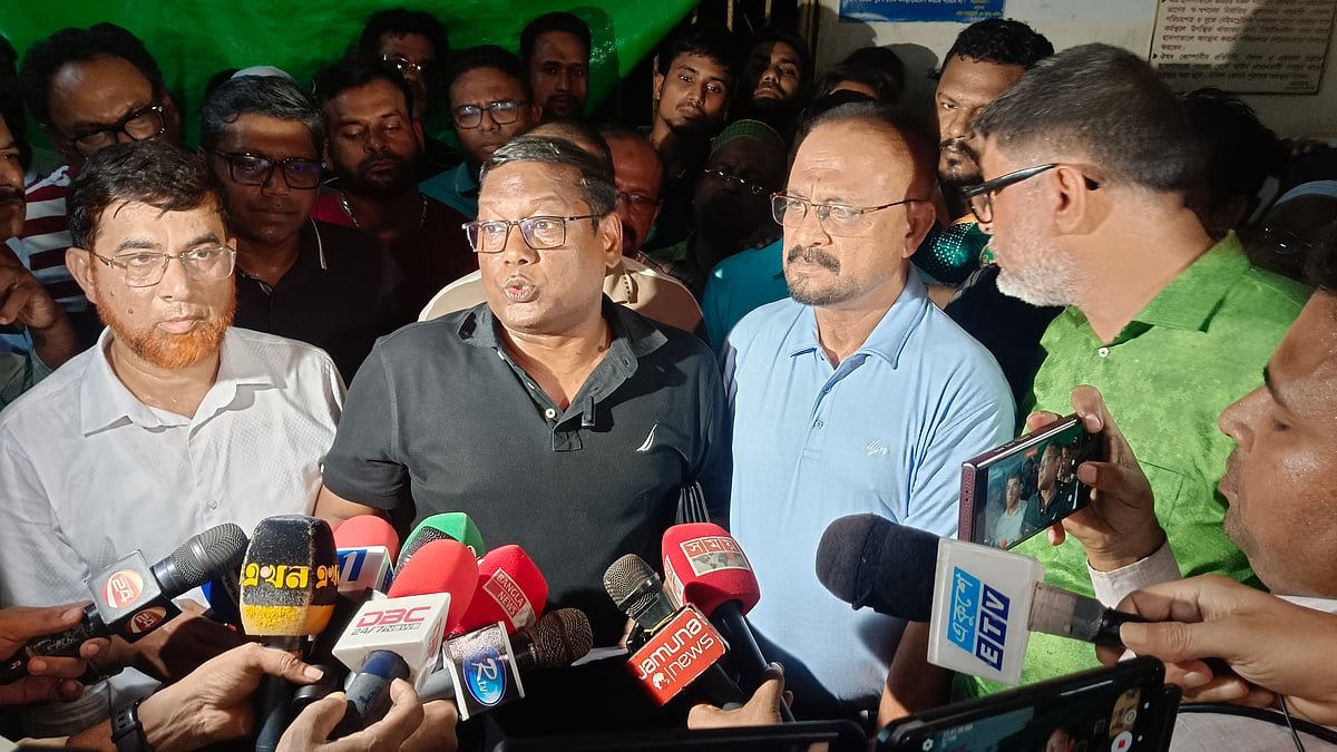 ময়মনসিংহ মেডিকেলে আগুনের পর চার মৃত্যু, পদদলিত হওয়ার তথ্য নাকচ প্রশাসনের