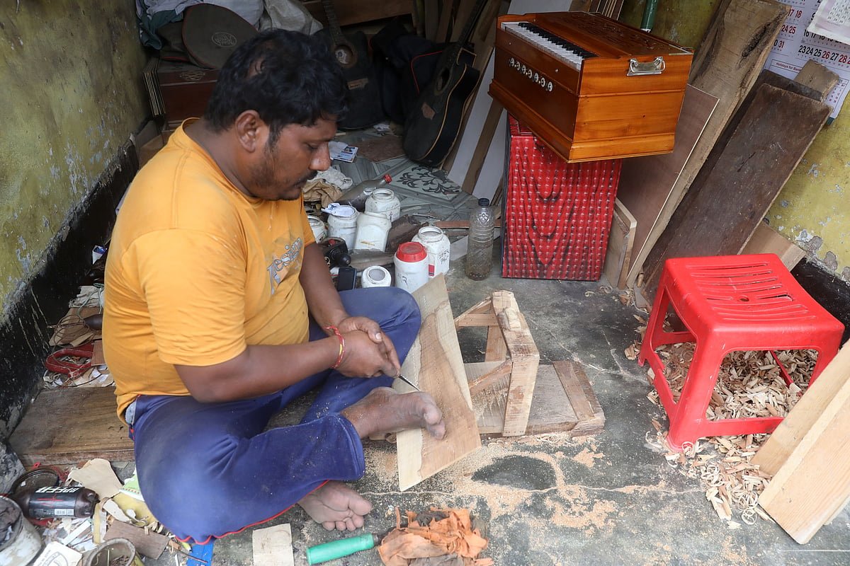 চেলোপাড়ায় বাদ্যযন্ত্র তৈরির ব্যস্ততা