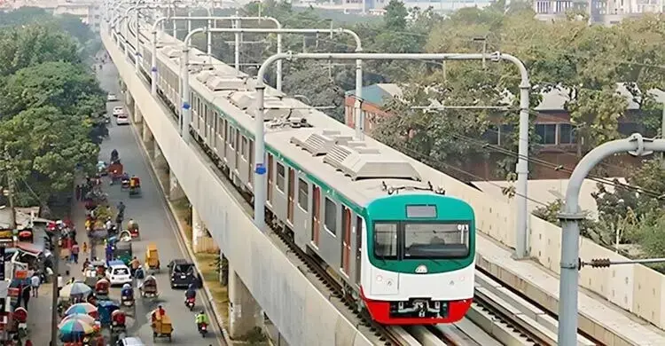 ঢাবি এলাকায় মেট্রোরেলের তারে কাপড়, ৪০ মিনিট বন্ধ ছিল চলাচল