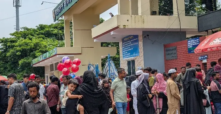 ছুটির দিনে বৃষ্টি উপেক্ষা করেই চিড়িয়াখানায় দর্শনার্থীর ভিড়