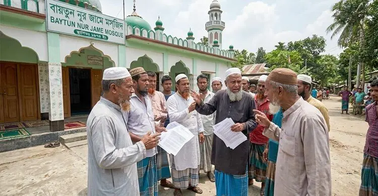 মাসিক সম্মানীর তালিকায় জামায়াত নেতার নাম, প্রকৃত ইমাম-খাদেমরাই বাদ!