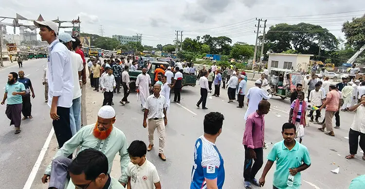 আশুগঞ্জ সার কারখানা দ্রুত চালুর দাবিতে মহাসড়কে বিক্ষোভ