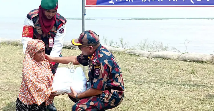 কুষ্টিয়ায় সাড়ে ৫শ পরিবারের মাঝে বিজিবি'র ত্রাণ বিতরণ