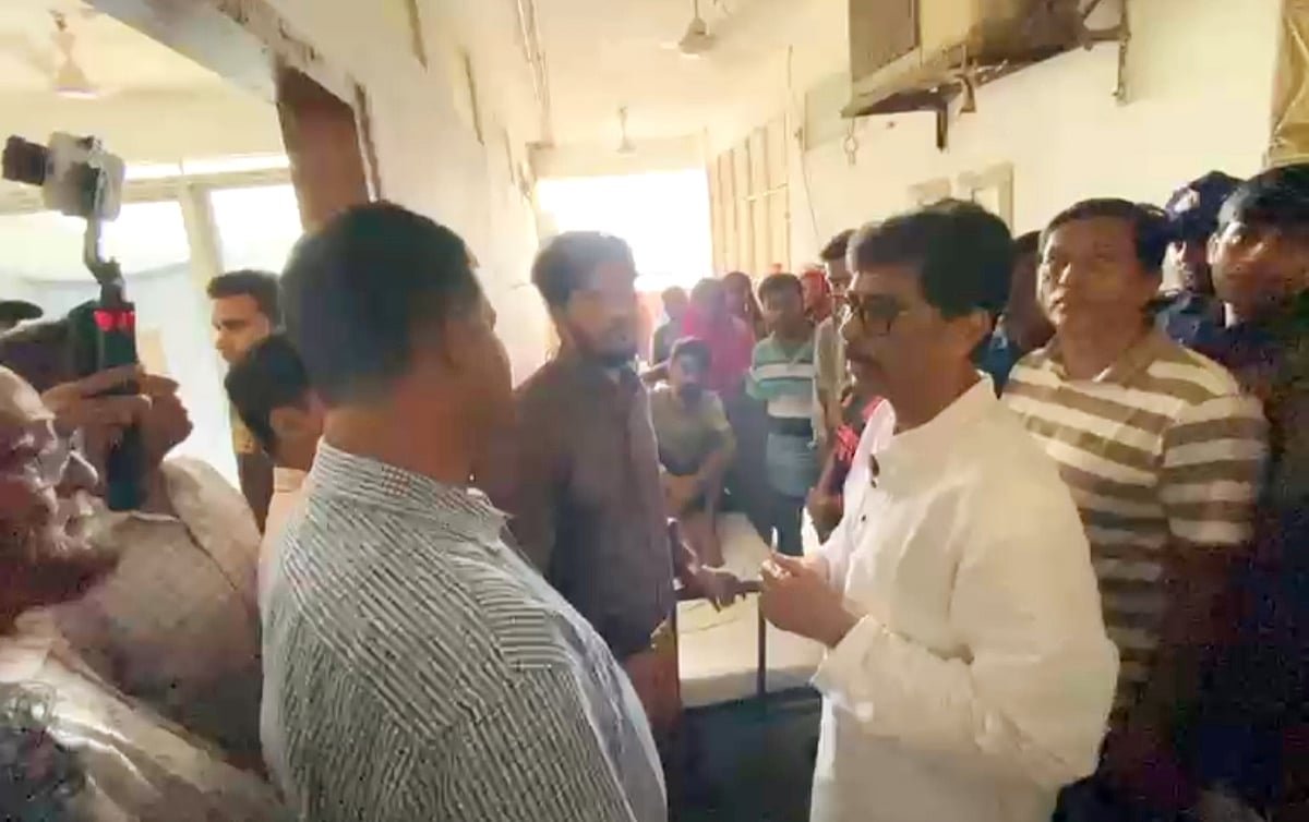 অপরিচ্ছন্ন শৌচাগার দেখে মন্ত্রী বললেন, ‘হারপিকটা নিয়ে আসেন, আমি ক্লিন করব’