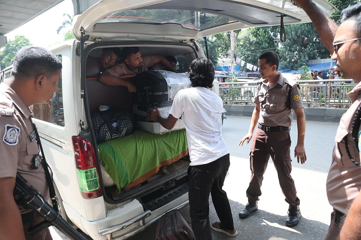 ককটেল বিস্ফোরণের পর রাজধানীজুড়ে নিরাপত্তা জোরদার, প্রবেশপথে তল্লাশি
