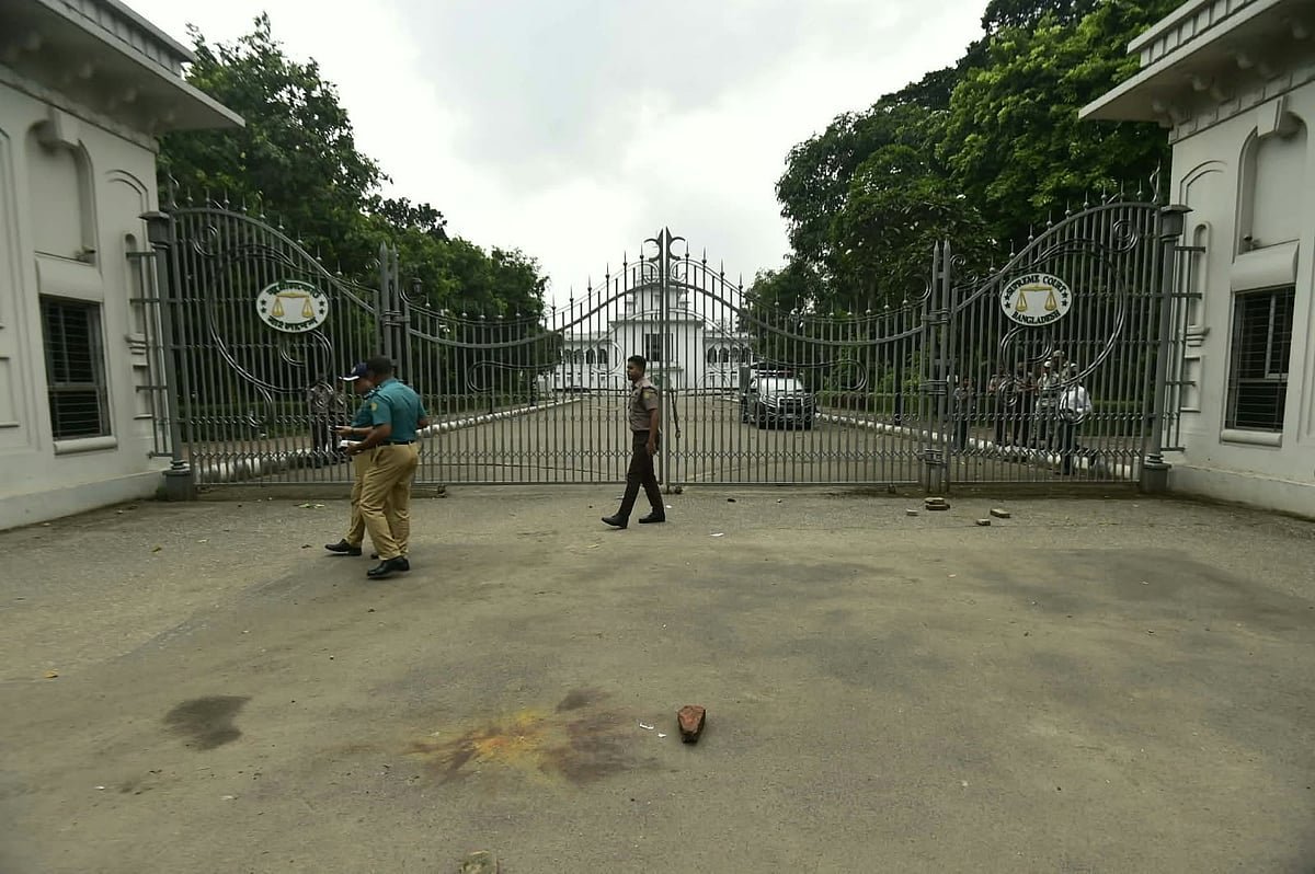 সুপ্রিম কোর্টের ফটকের সামনে ককটেল বিস্ফোরণ