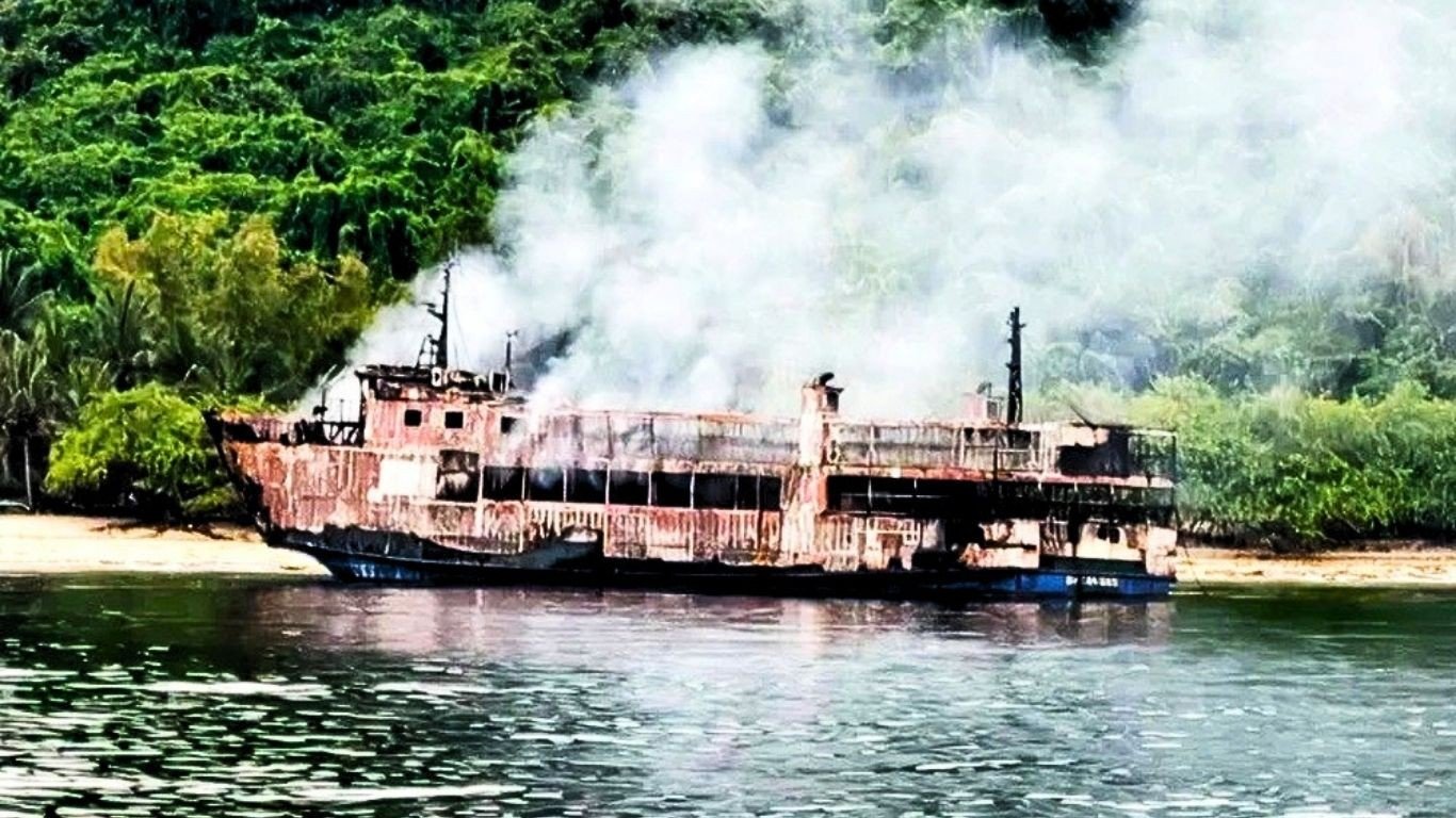  আগুন লাগার ৪০ ঘণ্টা পর ফেরিতে ঢুকলেন উদ্ধারকারীরা