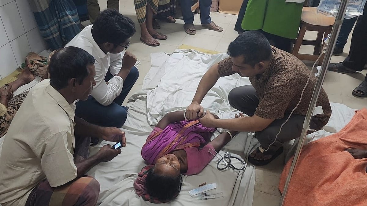 ঘুমিয়ে থাকা নারীকে সাপের ছোবল, সাপ সঙ্গে নিয়ে নেওয়া হলো হাসপাতালে