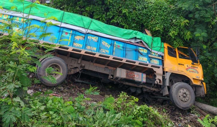 নিয়ন্ত্রণ হারানো ট্রাকের ধাক্কায় পথচারী নিহত, আহত ৪
