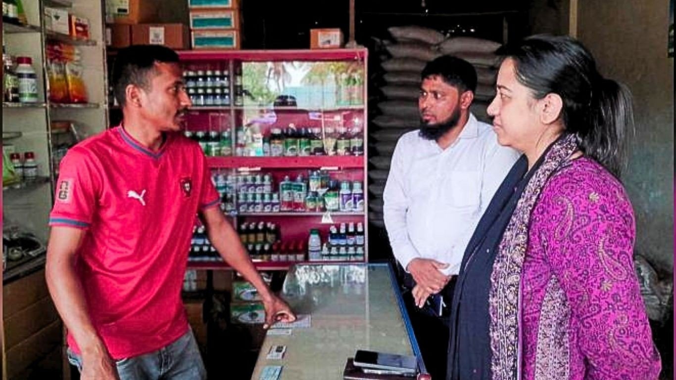 হালুয়াঘাটে মূল্যতালিকা ও ক্যাশ মেমো ছাড়া সার বিক্রি, দুই ব্যবসায়ীকে জরিমানা