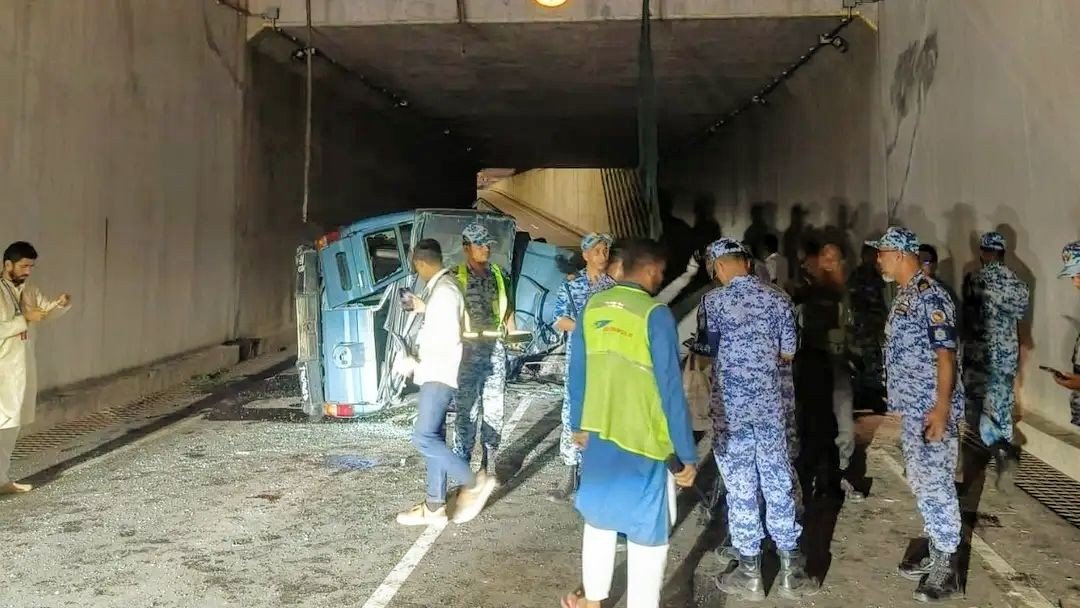 রাজধানীর হযরত শাহজালাল আন্তর্জাতিক বিমানবন্দরের তৃতীয় টার্মিনাল এলাকায় সড়ক দুর্ঘটনায় বাংলাদেশ বিমানবাহিনীর ৩ সদস্য নিহত হয়েছেন।