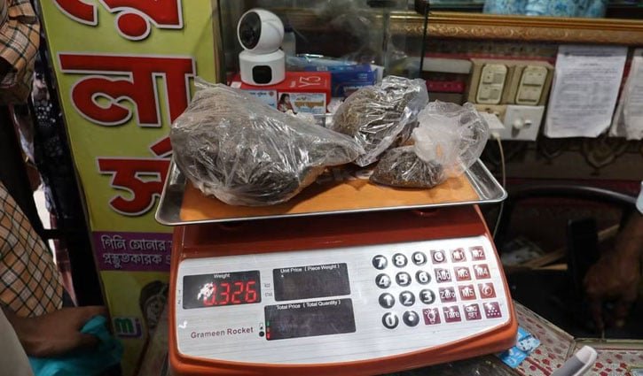 স্বর্ণের দোকানে বিক্রি হতো গাঁজা 