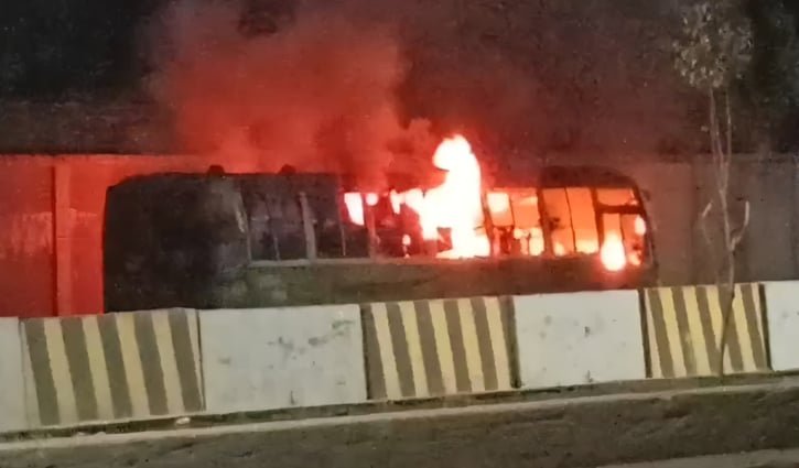 সাভারে পার্কিং করা বাসে আগুন