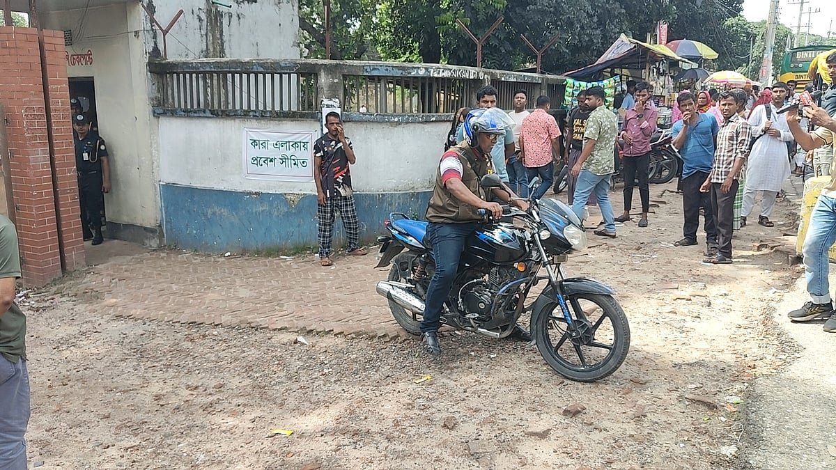 দুই আসামি সিদ্ধার্থ ও মুগ্ধকে জেলগেটে শেষ দফায় তিন ঘণ্টা জিজ্ঞাসাবাদ