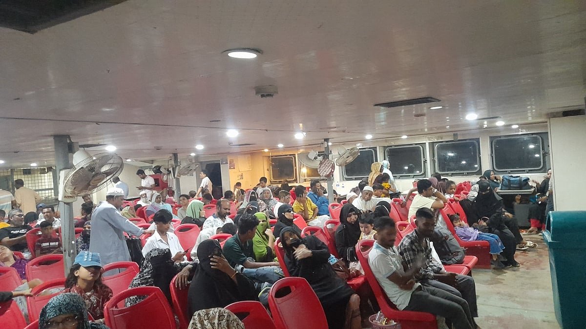 ‘অন্ধকারের মধ্যে সাগরে আমরা, আতঙ্ক আর উৎকণ্ঠা সবার মধ্যে’
