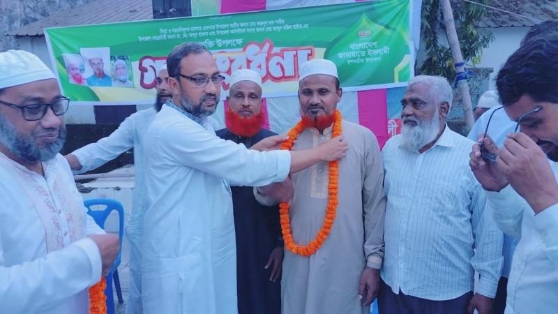 ৩ সপ্তাহ পর জামায়াতের ৩ নেতার কারামুক্তিতে ফুল দিয়ে বরণ