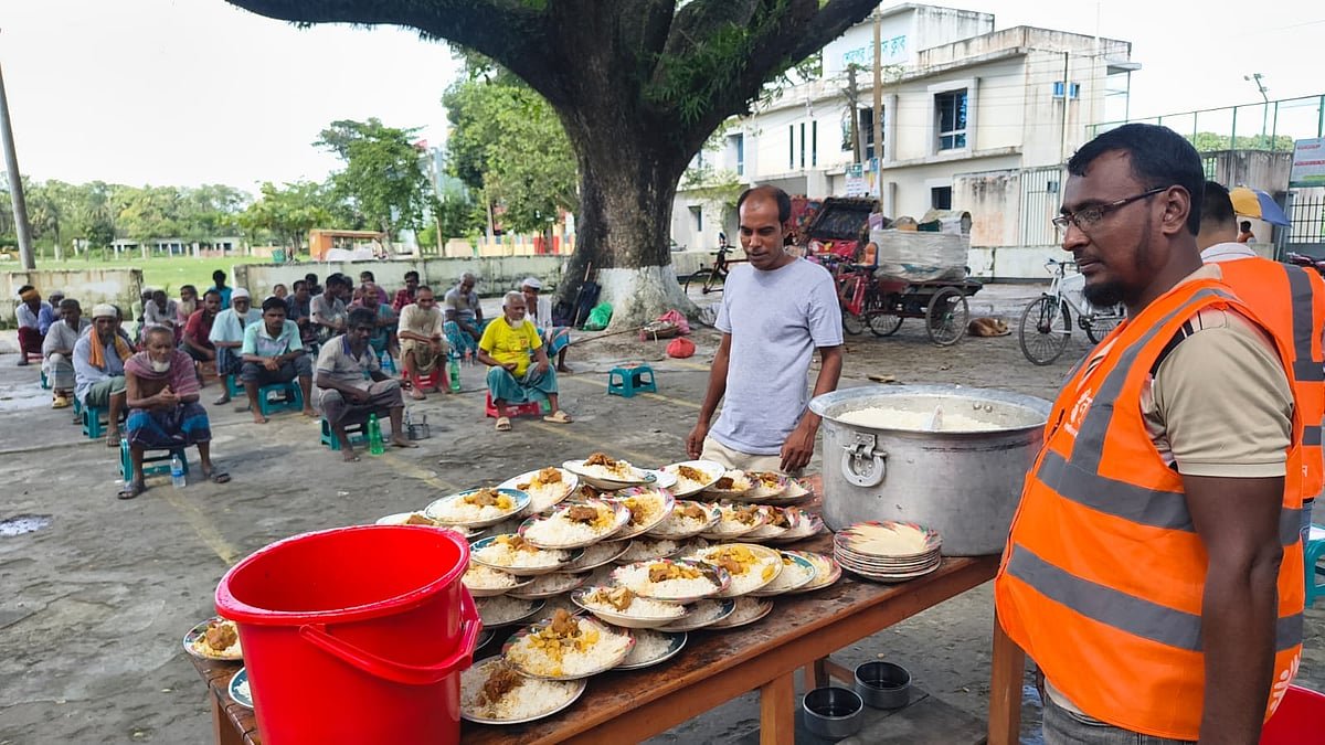 এক বেলা খাবারের আশায় প্রতিদিন তাঁদের অপেক্ষা