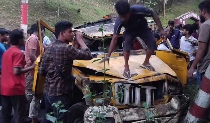 পিকআপ উল্টে নিহত ৪: সাতসকালে সবজি কিনতে যাচ্ছিলেন তারা