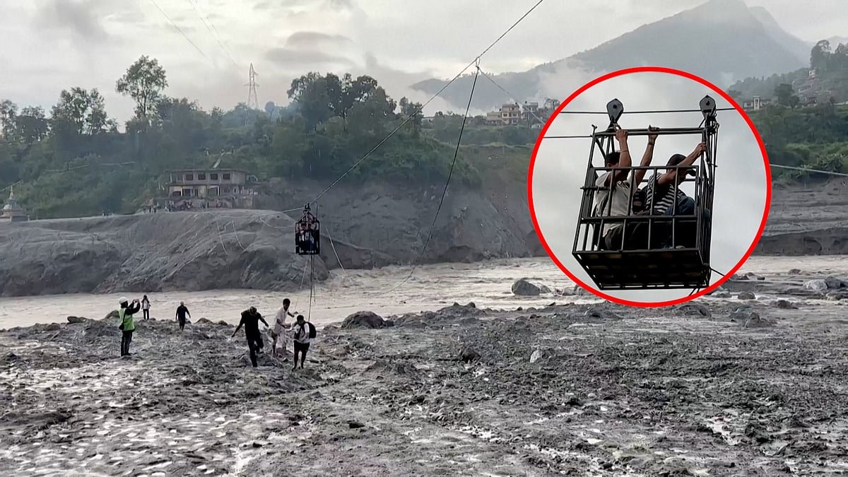 সেতু ভেসে গেছে, নেপালের গ্রামবাসী নদী পার হচ্ছেন ঝুঁকিপূর্ণ জিপলাইনে
