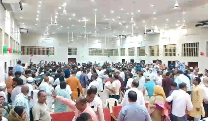 লালমনিরহাটে ২ মন্ত্রীর সামনে বিএনপির ২ গ্রুপের হাতাহাতি