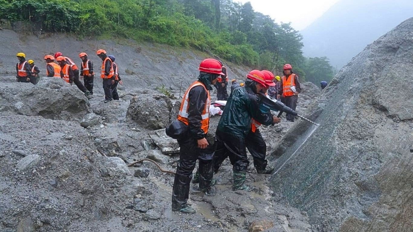 টানেলে শতাধিক শ্রমিক আটকা, উদ্ধারে শুরু ড্রিলিং