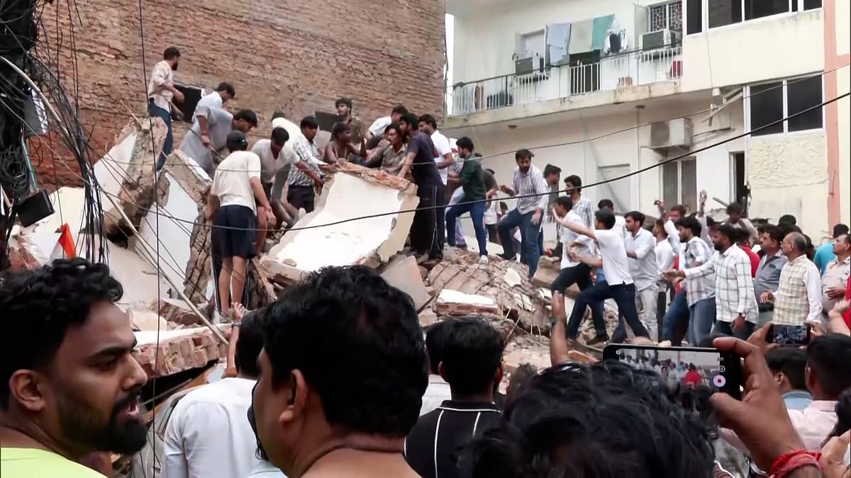 ভারতে ধসে পড়ল ছয়তলা ভবন, শিক্ষার্থী আটকে থাকার আশঙ্কা